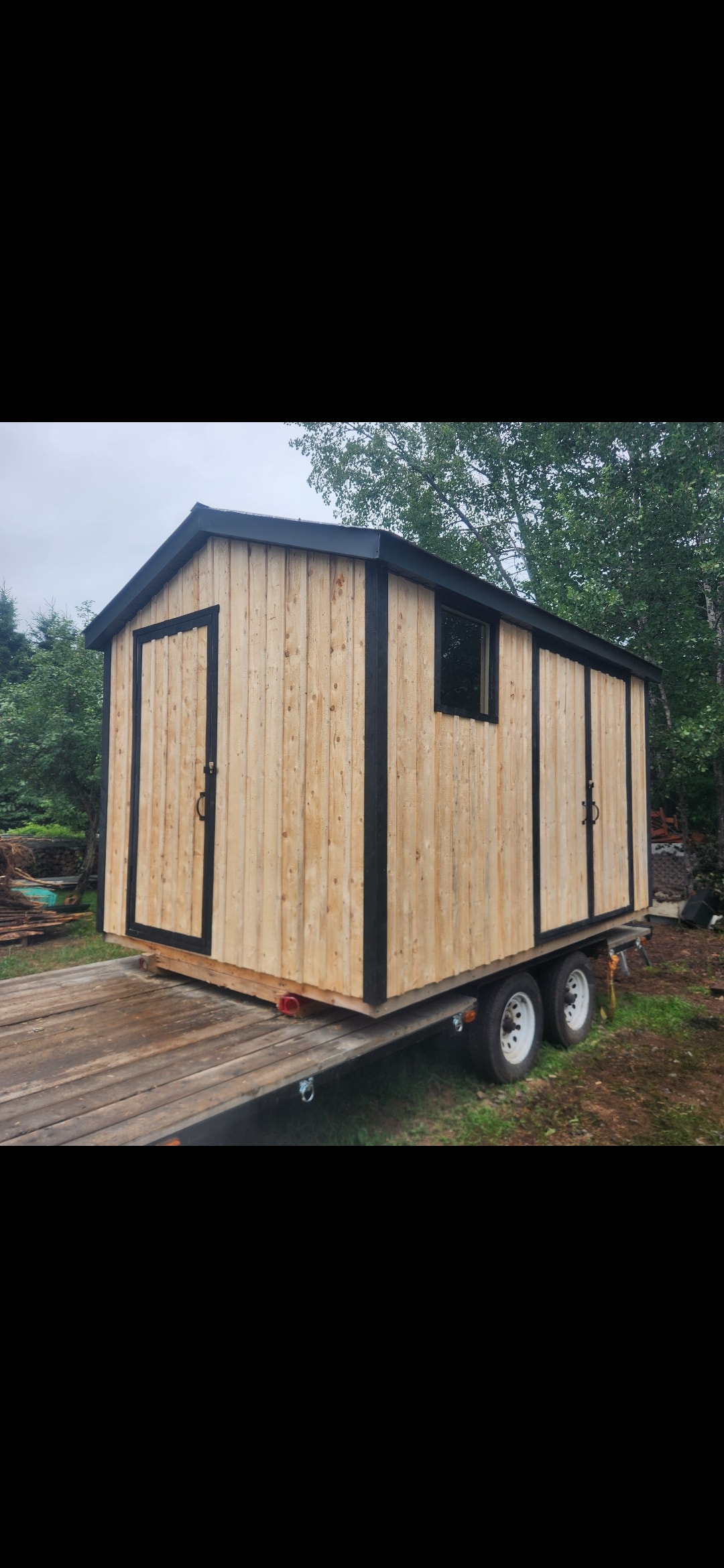 🌲 Cabanon en bois – Style rustique moderne

Un magnifique cabanon au look rustique et chaleureux, fabriqué avec un revêtement en bois naturel et de belles finitions noires. 🔨